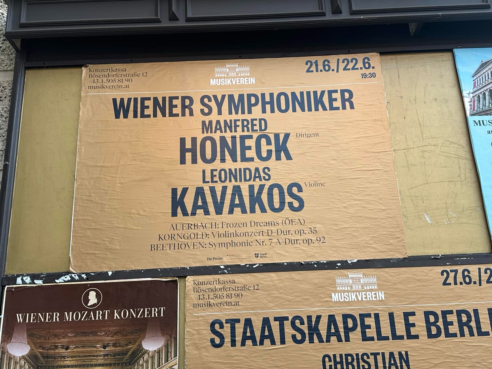 A Musikverein concert poster reading Wiener Symphoniker, Manfred Honeck, Leonidas Kavakos, 21.6/22.6, with a program of Auerbach Frozen Dreams, Korngold Violin Concerto, and Beethoven Symphony No. 7